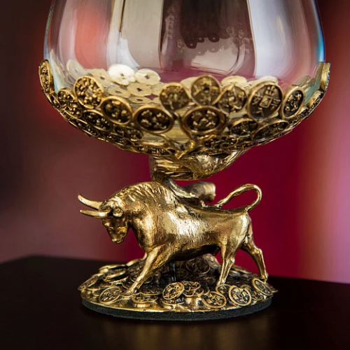 Подарочный бокал для коньяка Денежный бык в деревянной шкатулке