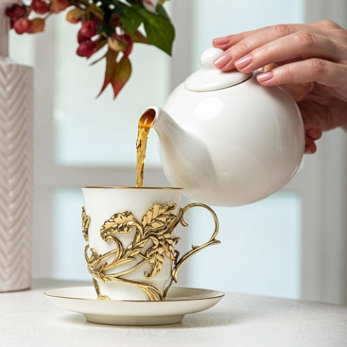Чашка чайная из фарфора ИФЗ в подстаканнике из латуни "Ирис"